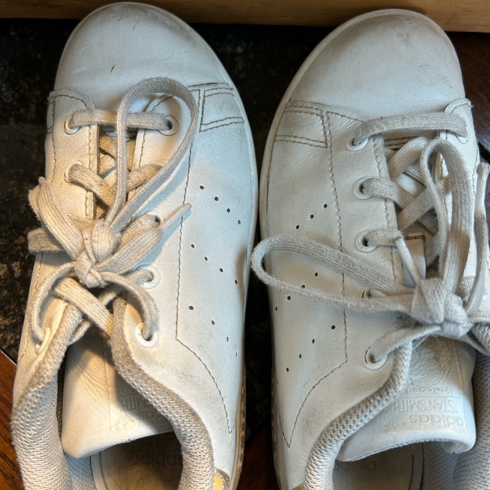 Girl’s size 1 Stan Smith white Adidas with iridescent back - Picture 13 of 14